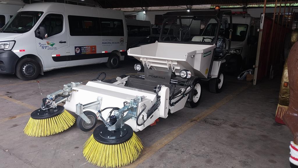 Prefeitura de Serra Negra adquire varredeira mecânica para ampliar eficiência da limpeza urbana
