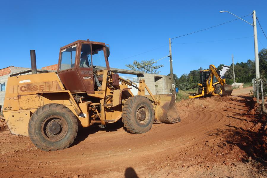 PREFEITURA PREPARA RUAS PARA PAVIMENTAÇÃO NO BAIRRO DAS POSSES