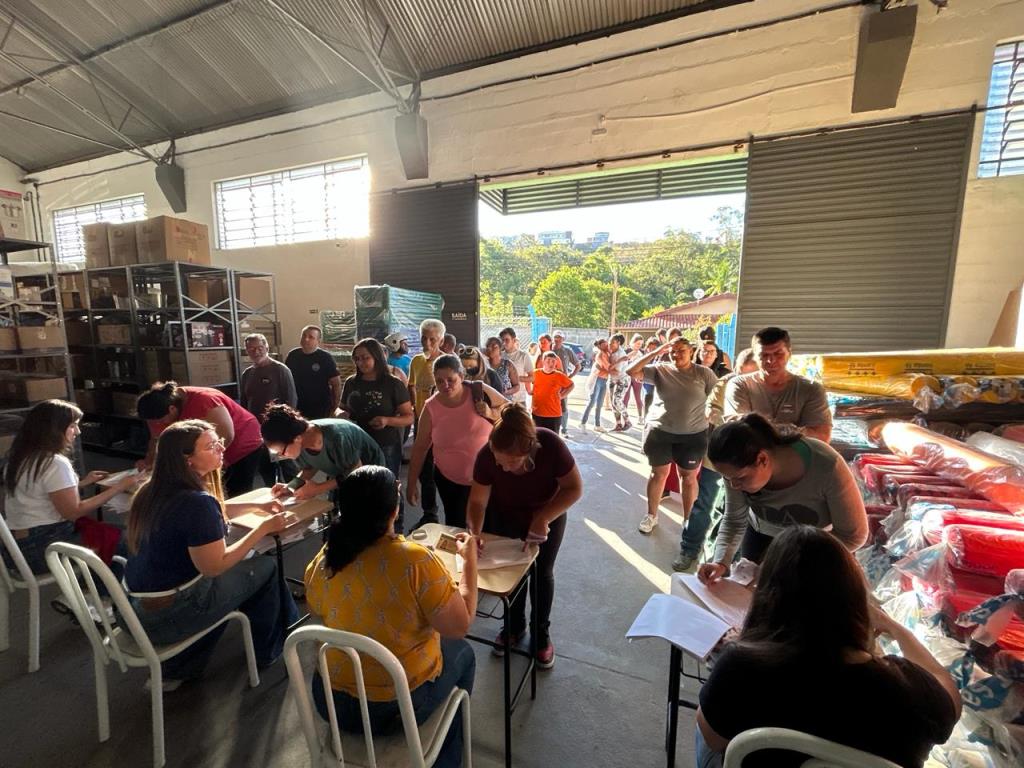 Colaboradores da Prefeitura receberam frangos pelo Dia do Servidor Público