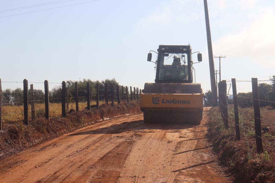PREFEITURA DE SERRA NEGRA REALIZA MANUTENÇÃO EM ESTRADA RURAL NO BAIRRO DA SERRA
