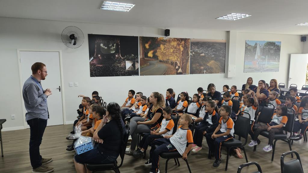 Projeto Despertar da Cidadania já levou aproximadamente 1.500 crianças das redes pública e particular para conhecer de perto a Prefeitura desde 2023