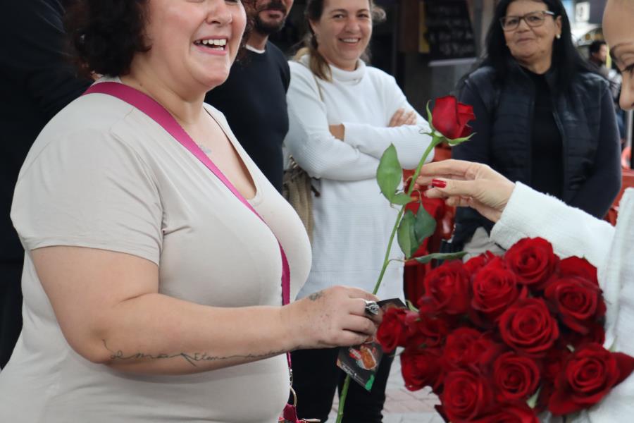 MÃES FORAM HOMENAGEADAS COM ROSAS NO DOMINGO