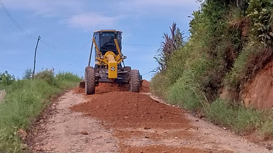 PREFEITURA FAZ MANUTENÇÃO EM ESTRADA NO BARROCÃO DE BAIXO