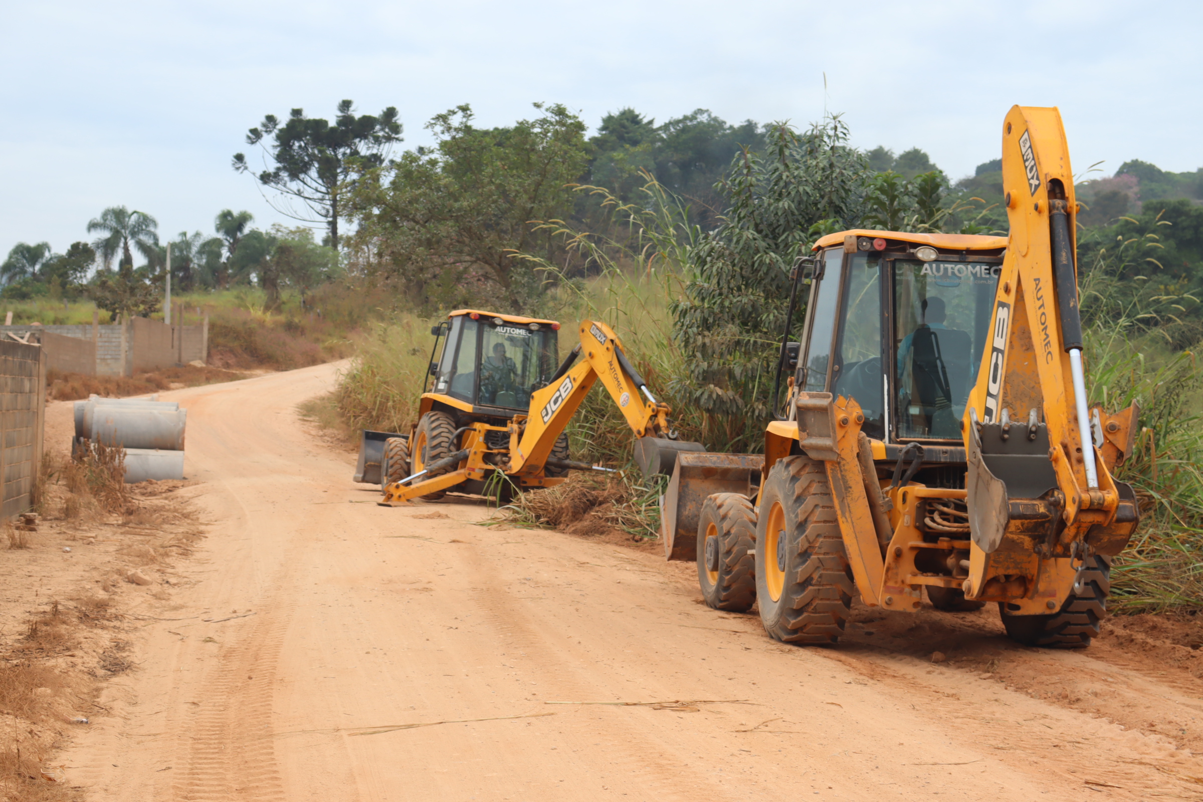 PREPARAÇÃO DA BASE DA ESTRADA MUNICIPAL BASÍLIO SILOTTO FOI INICIADA