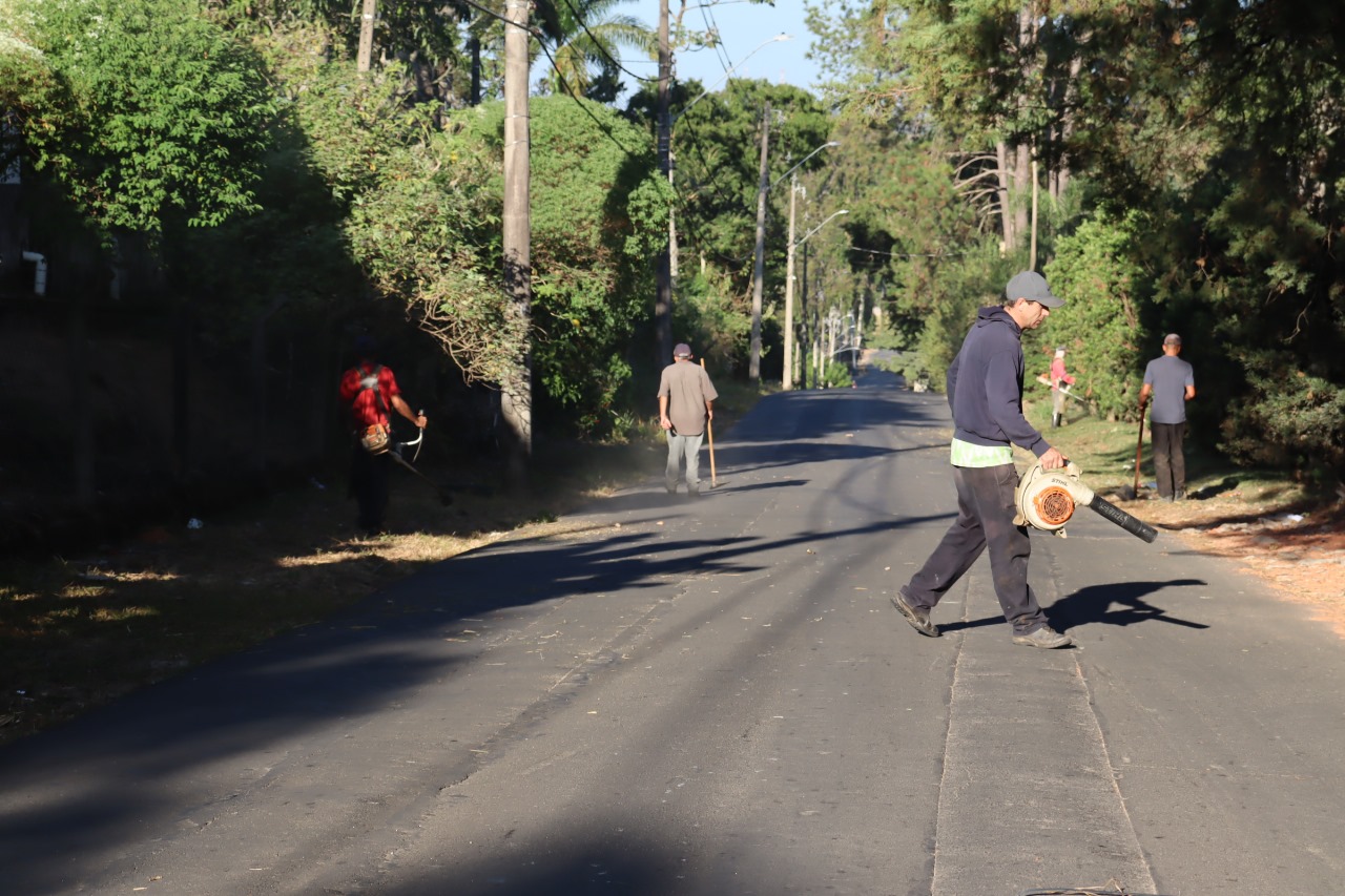 CAPINAÇÃO, ROÇAGEM E LIMPEZA DE CALÇADAS NO BAIRRO DAS POSSES