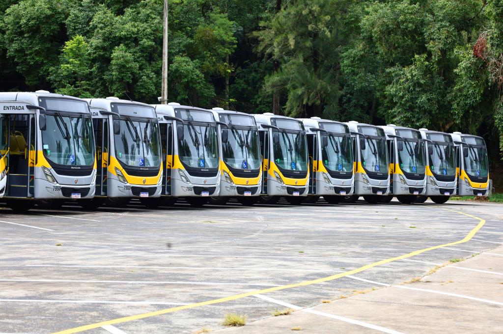 PREFEITURA REALIZA VISTORIA E ENTREGA DE NOVOS VEÍCULOS DO TRANSPORTE ESCOLAR MUNICIPAL