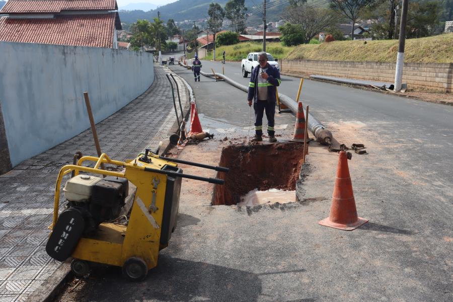Prefeito conquista método não destrutivo e inédito em Serra Negra para instalação de tubulação de esgoto