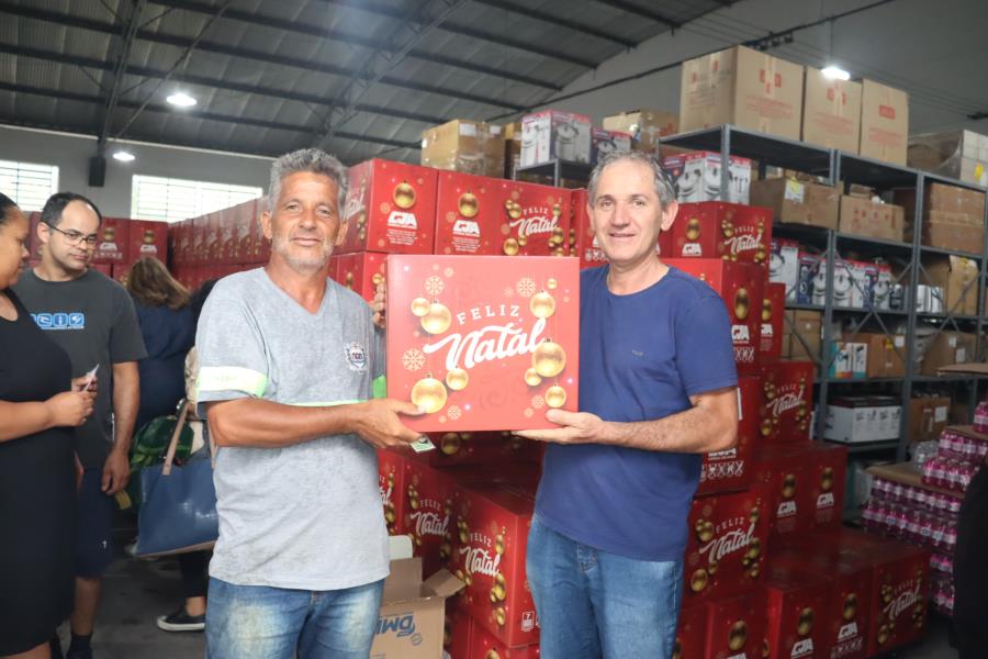 PREFEITURA ENTREGOU CESTAS DE NATAL A CERCA DE 1.170 SERVIDORES, ESTAGIÁRIOS E FRENTE DE TRABALHO