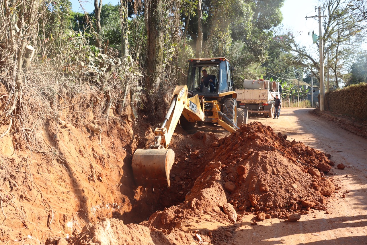 PREFEITURA EXECUTA INFRAESTRUTURA E PAVIMENTAÇÃO ASLFÁLTICA NA ESTRADA MUNICIPAL BASÍLIO SILOTTO