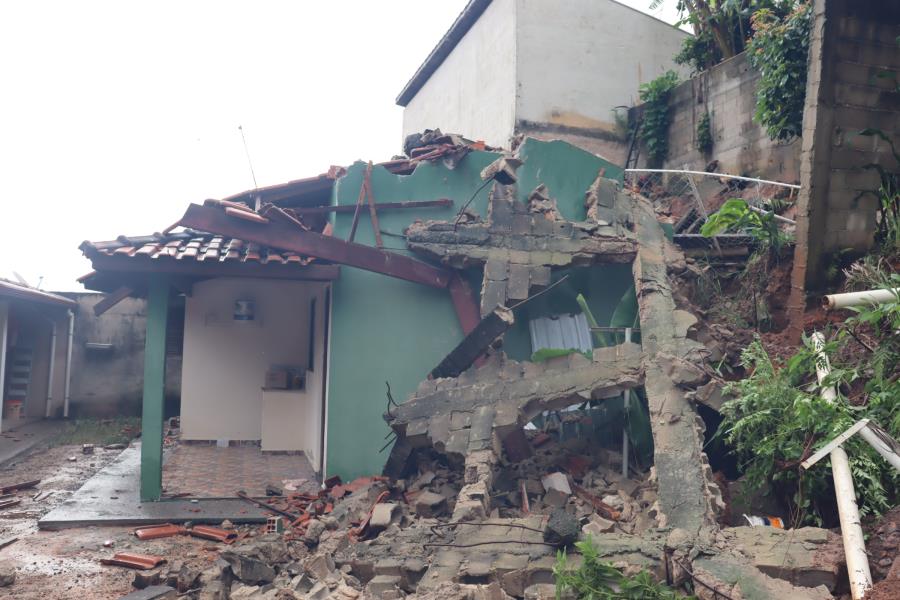 MURO DESMORONOU NO BAIRRO REFÚGIO DA SERRA DEVIDO ÀS FORTES CHUVAS