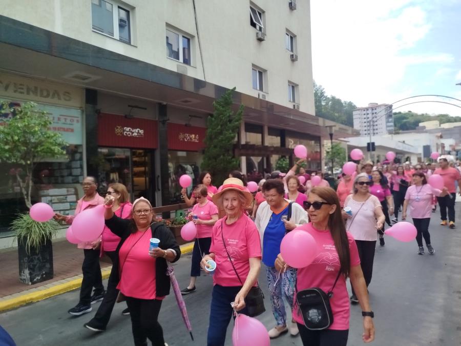 Caminhada Outubro Rosa mobilizou a população em prol da prevenção ao câncer de mama