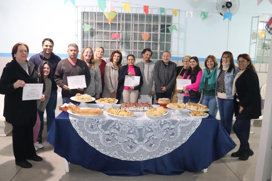 Grupo conclui curso de auxiliar de confeiteiro oferecido por Prefeitura e Fundo Social