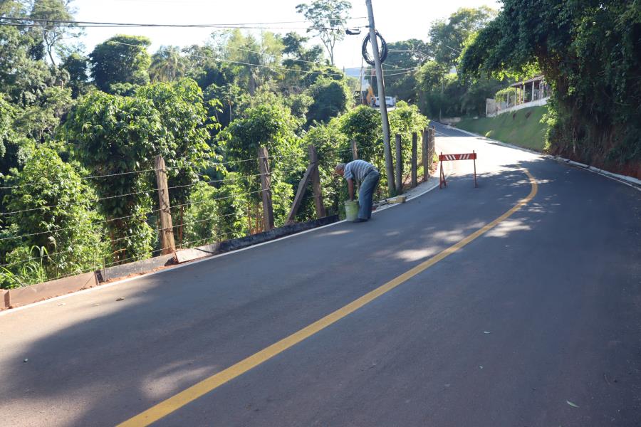 PEDREIROS TRABALHAM NO SISTEMA DE DRENAGEM DE VIA NO BAIRRO DOS CUNHAS