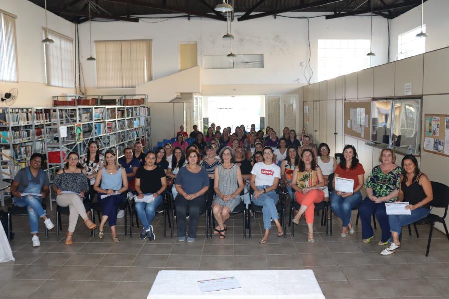 Servidores da Educação receberam certificados por capacitações profissionais
