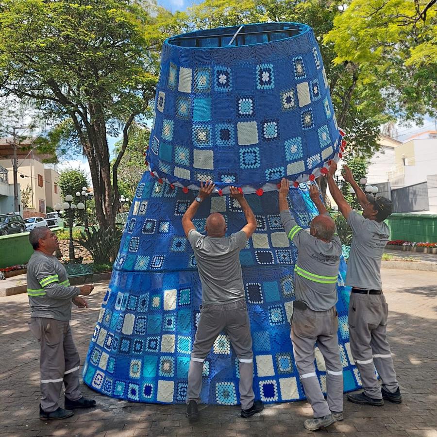 Árvore de crochê e tricô de 7 metros de altura do Quadradinhos de Amor em parceria com o Fundo Social já está pronta