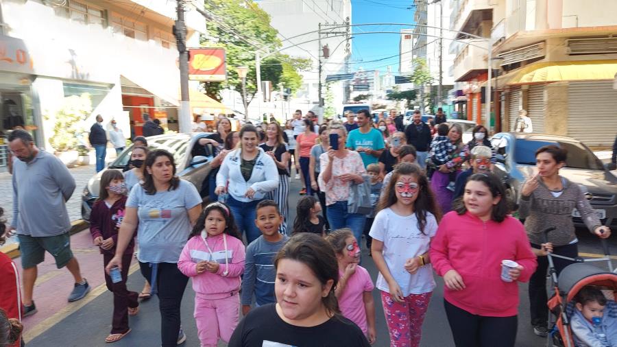 Caminhada de Páscoa alegra crianças e turistas