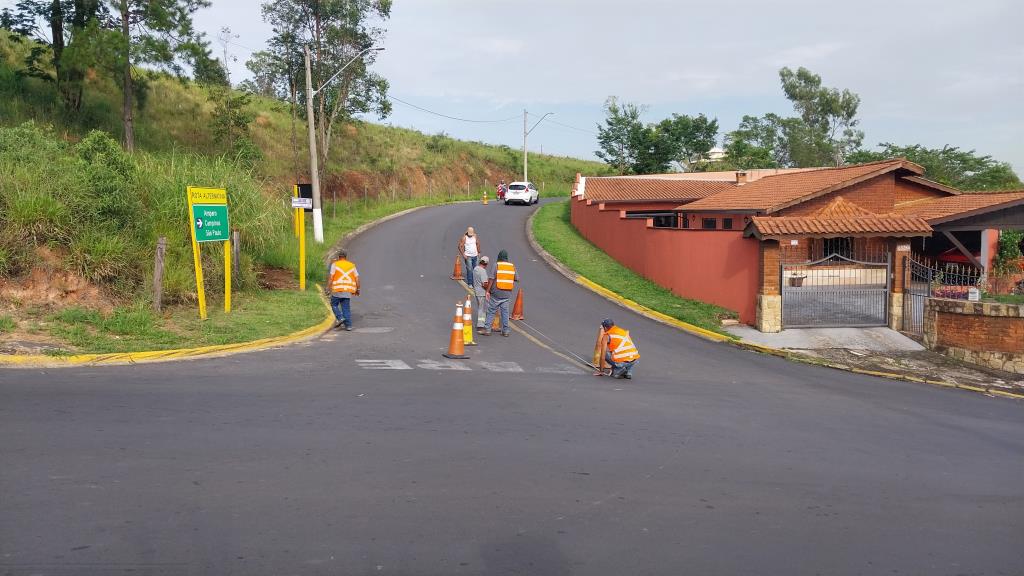 PREFEITURA FAZ CONSTANTE MANUTENÇÃO DE RUAS E PRAÇAS PÚBLICAS