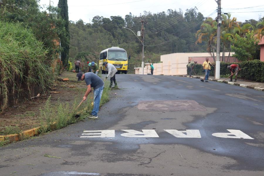 Frente de Trabalho fez manutenção no Jardim Gustavo