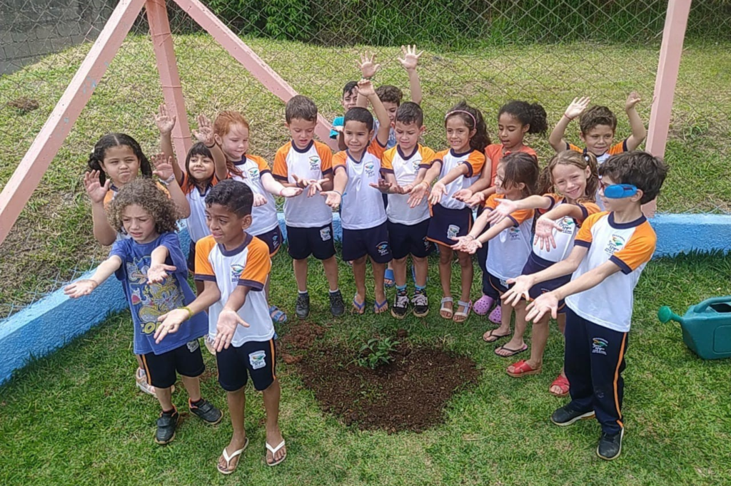 Plantio de mudas encerra projeto COP 30 nas escolas municipais de Serra Negra