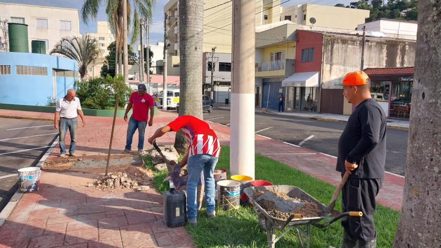 PEDREIROS DÃO MANUTENÇÃO EM CALÇADA NA AVENIDA LAUDO NATEL