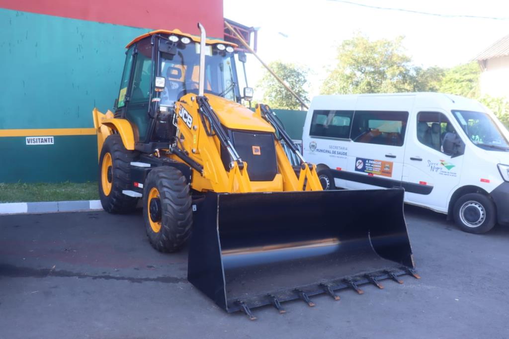 SERRA NEGRA RECEBE RETROESCAVADEIRA