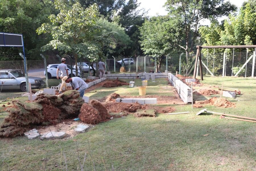 Prefeitura está construindo quadra esportiva no C.I.R. Profª Olga de Souza Vichi