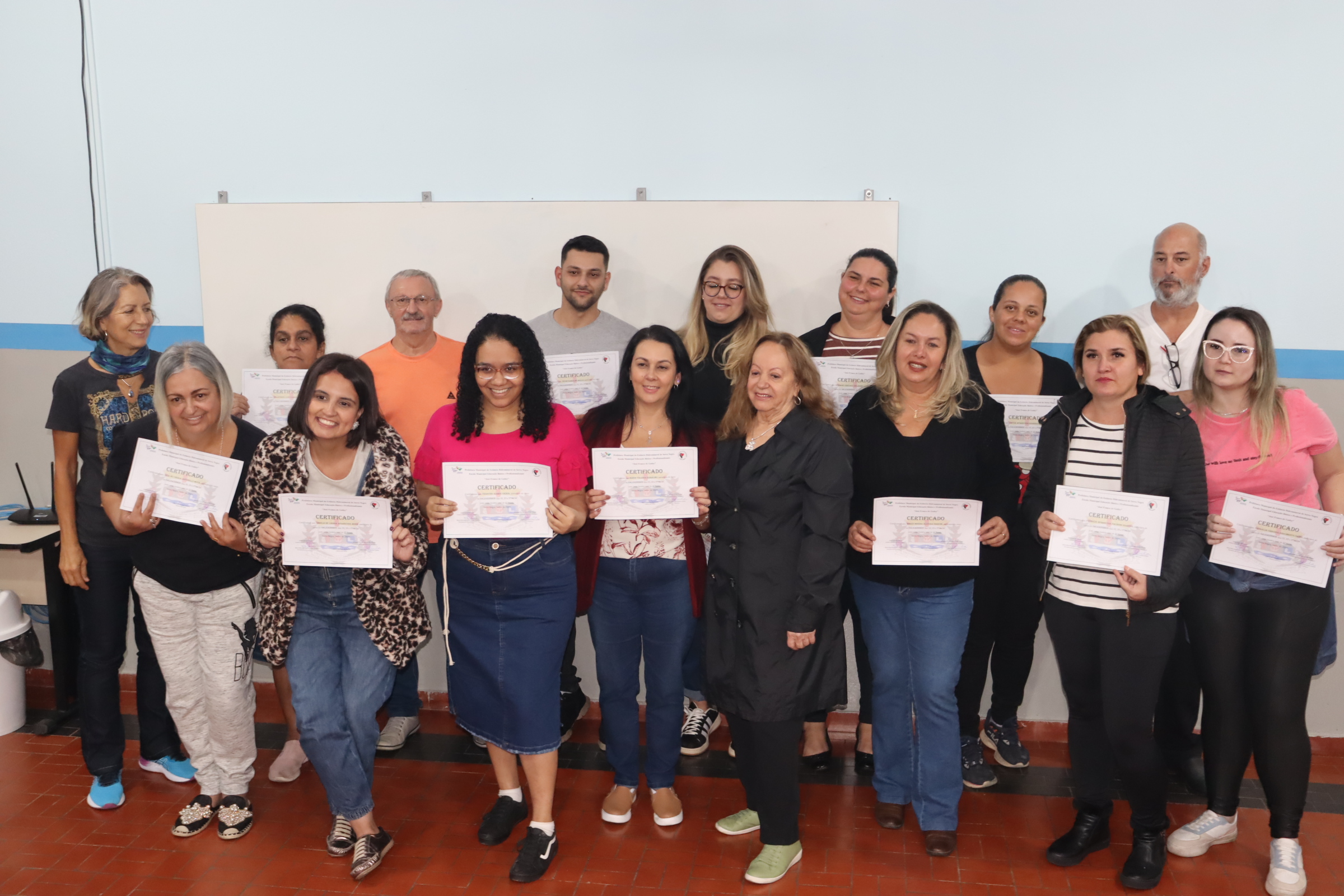 ALUNOS QUE CONCLUÍRAM CURSOS DELÍCIAS DO MILHO E SALGADINHOS RECEBERAM CERTIFICADOS DA PREFEITURA E FUNDO SOCIAL