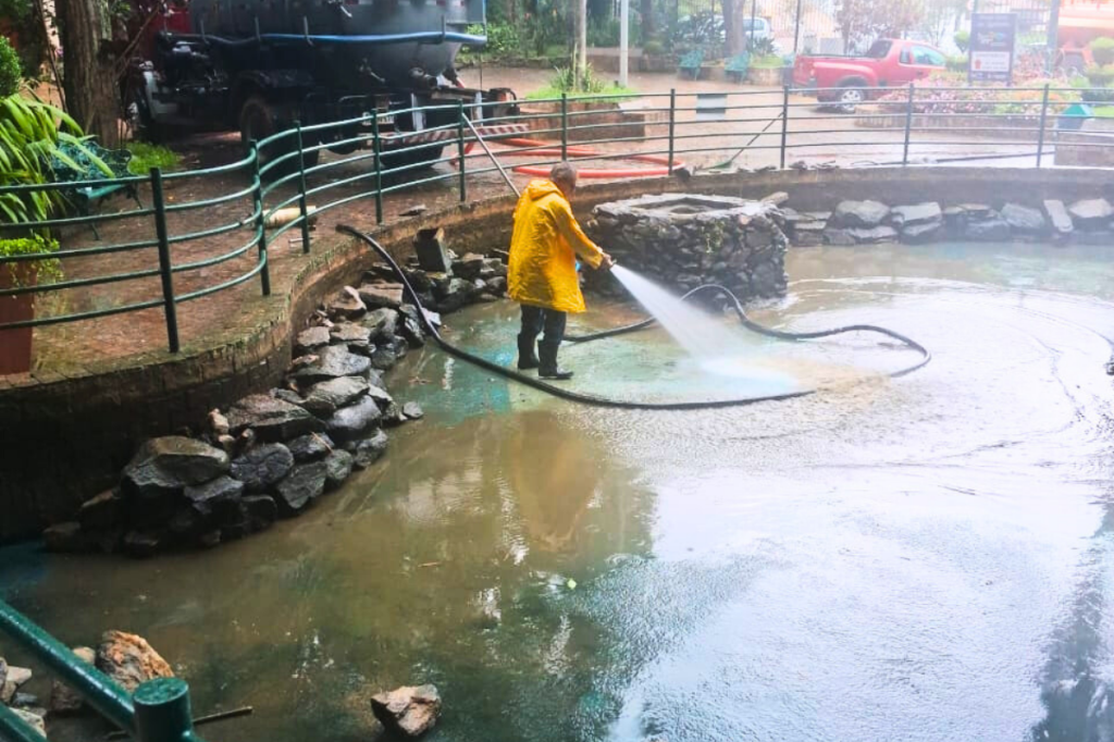 Prefeitura realiza manutenção no lago do Parque Fonte Santo Agostinho