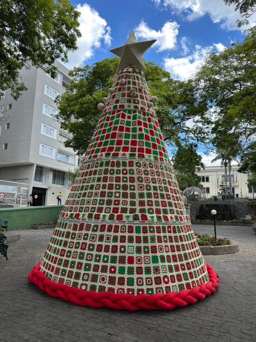 Grupo Quadradinhos de Amor, com apoio da Prefeitura de Serra Negra e do Fundo Social de Solidariedade, confeccionou árvore de Natal em crochê para solidariedade