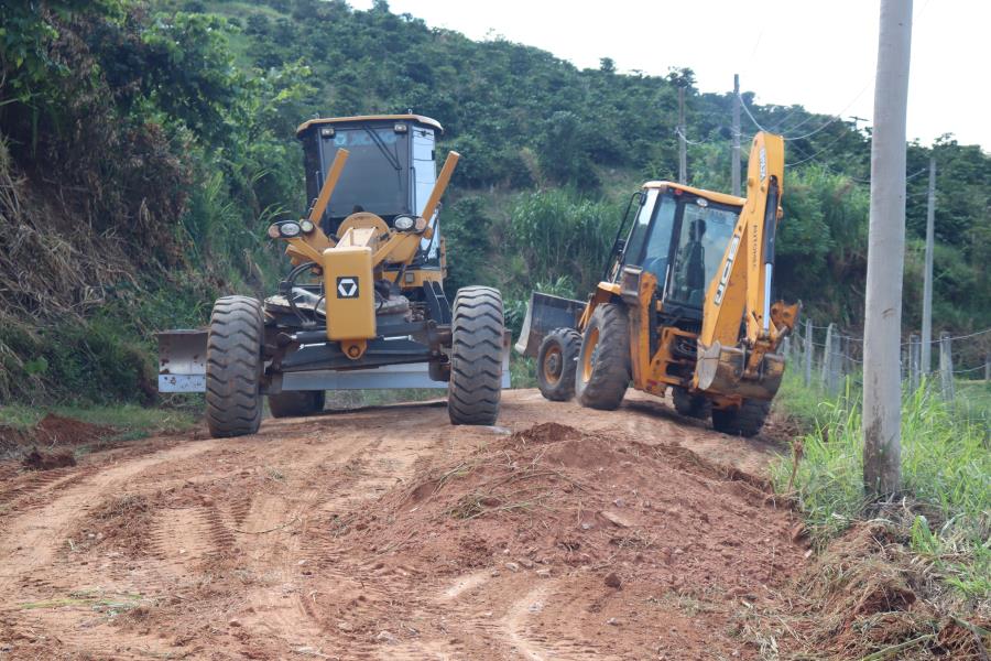 EQUIPE REALIZA MANUTENÇÃO NA ESTRADA QUE CORTA DO BAIRRO BELO HORIZONTE