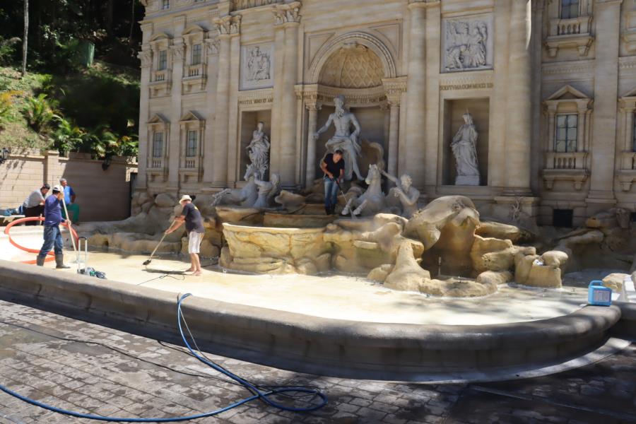 SERVIDORES MUNICIPAIS TRABALHAM NA MANUTENÇÃO DA FONTANA DI TREVI