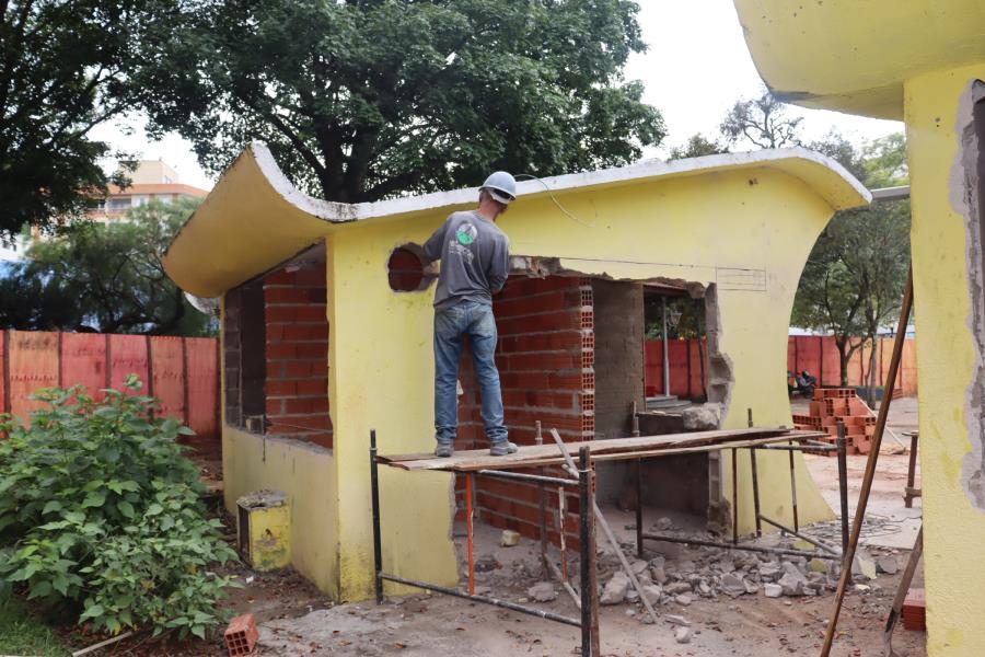 Reformas na Praça Sesquicentenário estão em andamento