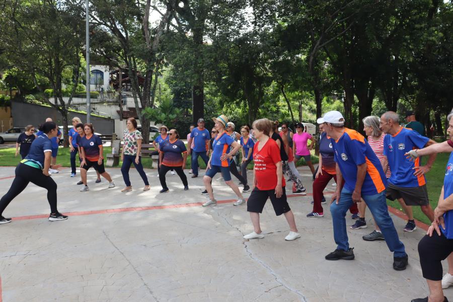 PREFEITURA E FUNDO SOCIAL DE SOLIDARIEDADE PROMOVEM ALONGAMENTO E CAMINHADA NO ESPELHO D’ÁGUA DA PRAÇA SESQUICENTENÁRIO