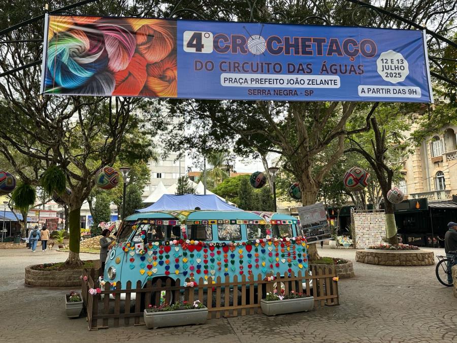 4º Crochetaço levou alegria, cor e a tradição do tricô e crochê à Praça Prefeito João Zelante