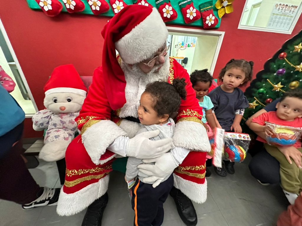 Entregas dos presentes de Natal nas Escolas Municipais