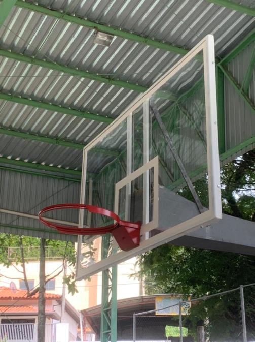 Prefeitura instala tabelas de basquete em acrílico
