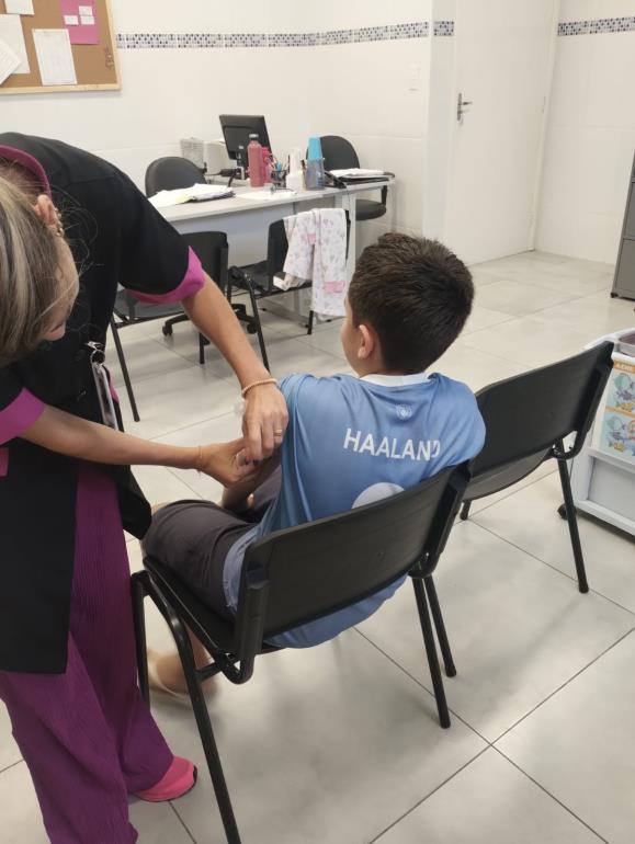 VACINAÇÃO CONTRA A DENGUE CONTINUA PARA CRIANÇAS E ADOLESCENTES EM SERRA NEGRA
