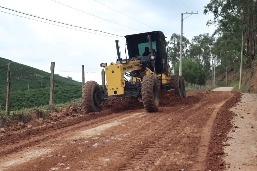 EQUIPE REALIZOU A MANUTENÇÃO EM ESTRADA QUE CRUZA O BAIRRO BELO HORIZONTE