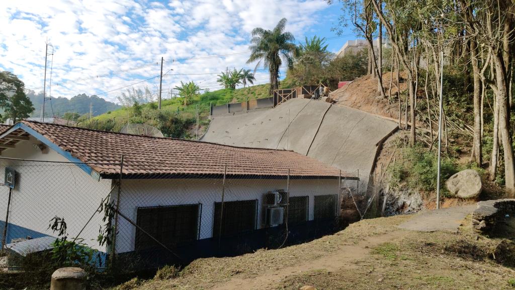 Obras avançam para garantir a estabilidade de talude na escola estadual no Bairro São Luiz