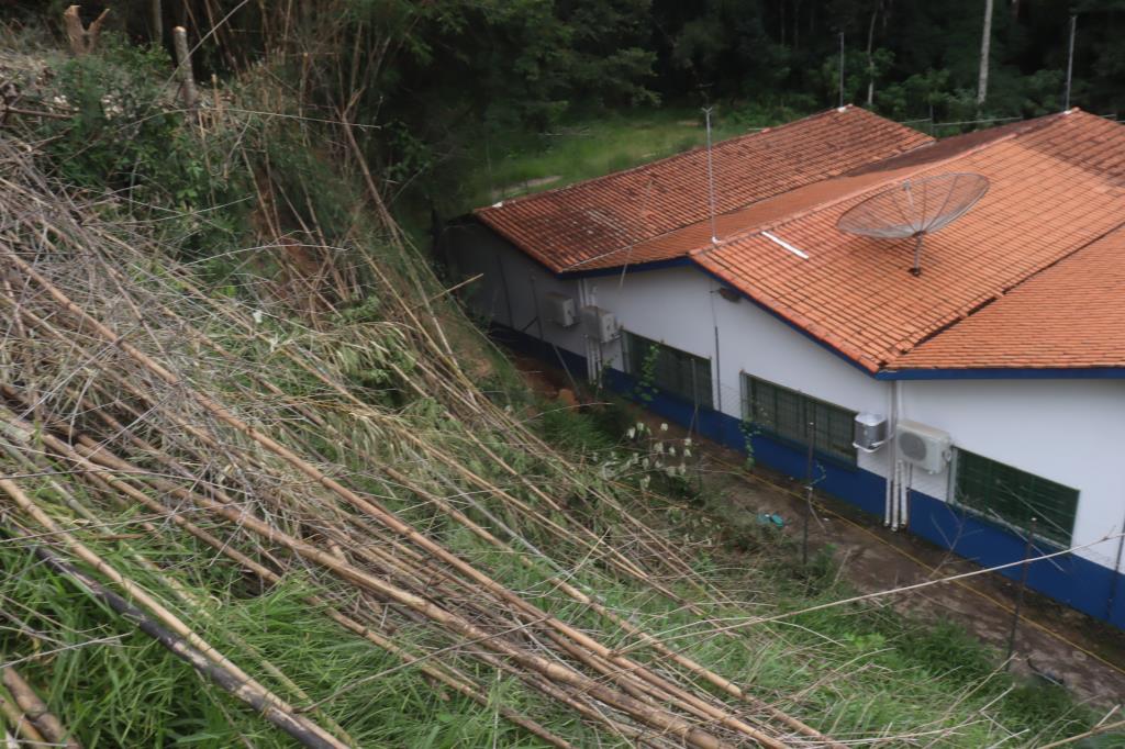 Iniciada a obra de contenção do talude ao lado da escola estadual do Bairro São Luiz