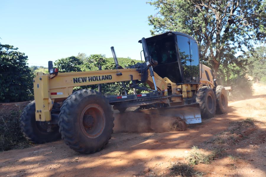 PREFEITURA REALIZOU A MANUTENÇÃO NA ESTRADA NOS LEAIS