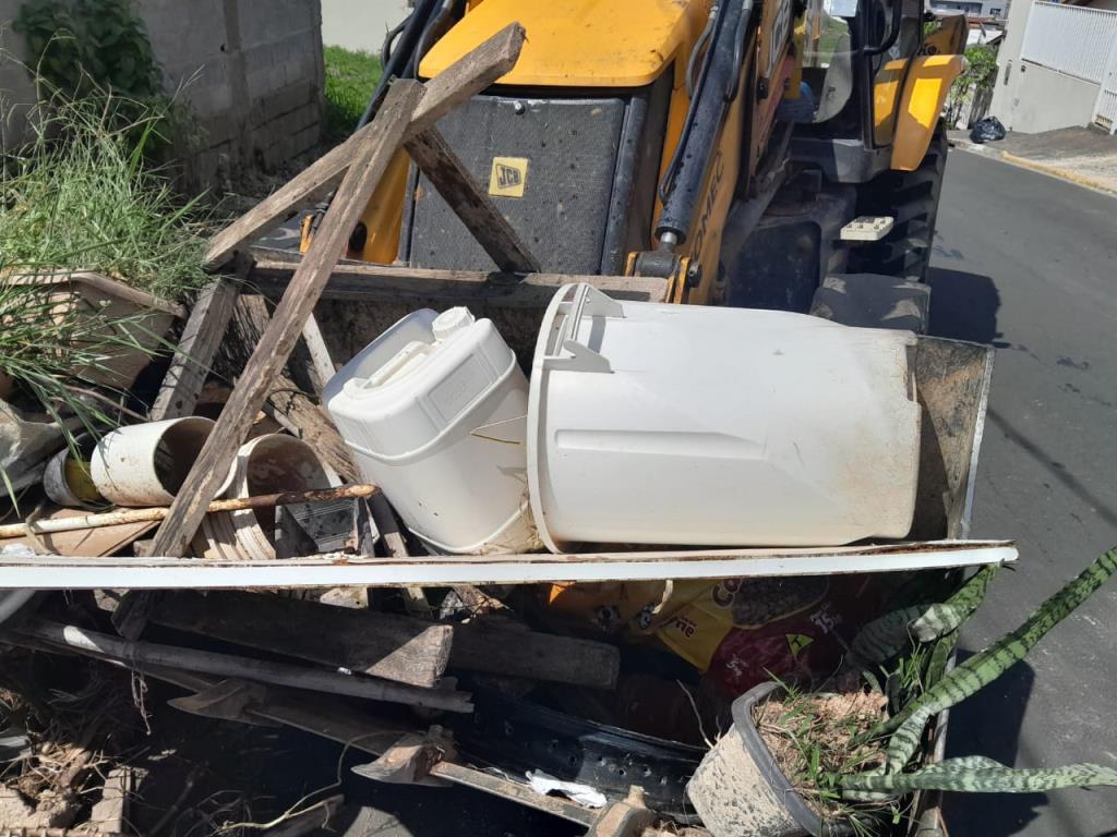 PREFEITURA MANTÉM CATA-BAGULHO POR TODA A CIDADE