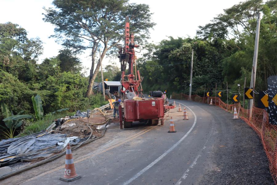 D.E.R. executa recuperação de trecho da SP-105