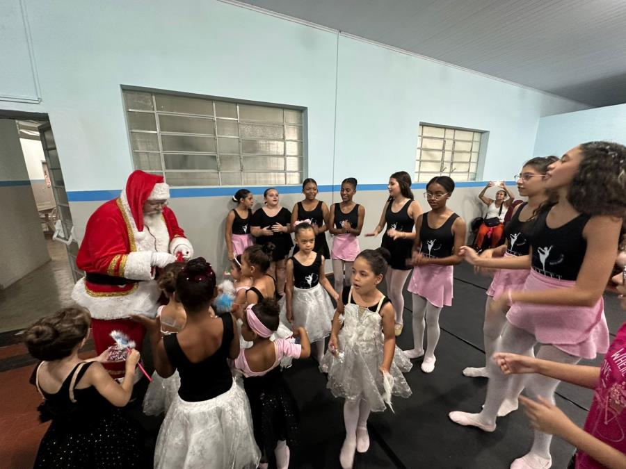 Papai Noel animou festa de encerramento das aulas do Balé do CRAS deste ano