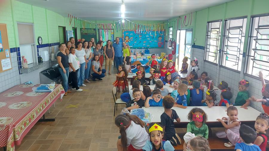 Prefeitura fornece uniformes, mochilas e materiais escolares para todos alunos da rede municipal
