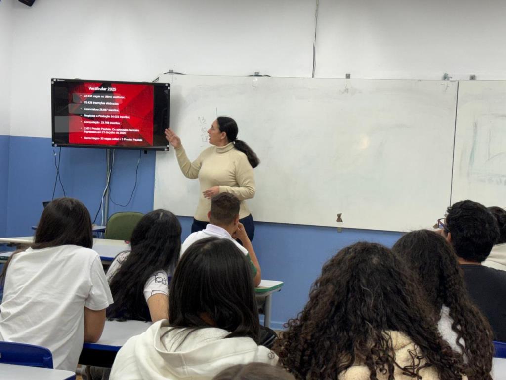 PALESTRA NA ESCOLA ESTADUAL DR. JOVINO SILVEIRA DESTACA  A IMPORTÂNCIA DO ENSINO SUPERIOR E AS OPORTUNIDADES NA UNIVESP