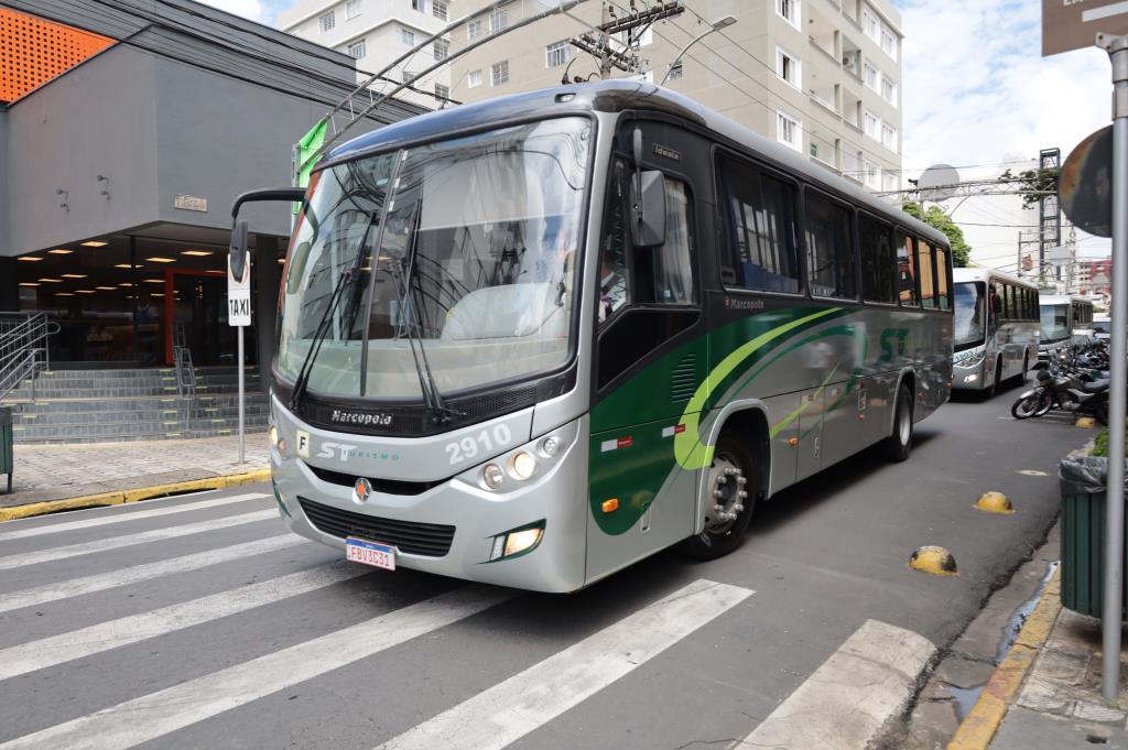 Prefeitura de Serra Negra realizou vistoria e entrega de 12 veículos para transporte escolar universitário que beneficiará cerca de 500 estudantes