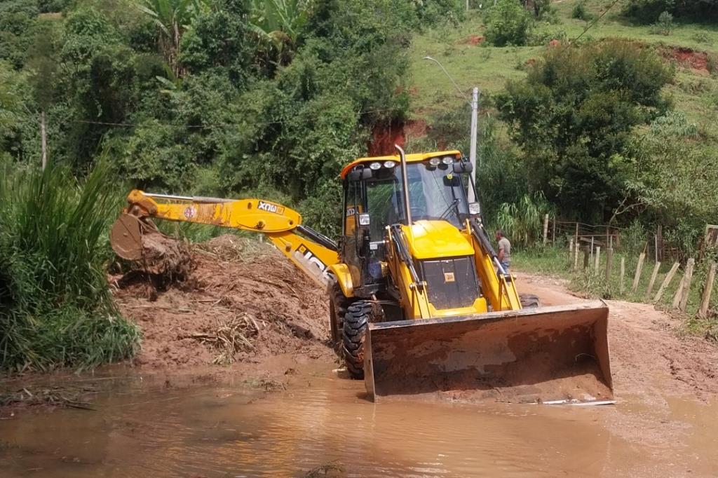 Serviços seguem pelos bairros após as chuvas
