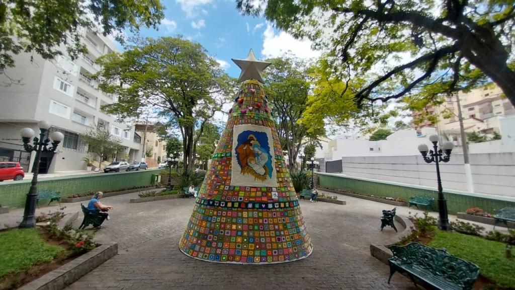 ÁRVORE DE NATAL DE TRICÔ E CROCHÊ, PARCERIA SOLIDÁRIA