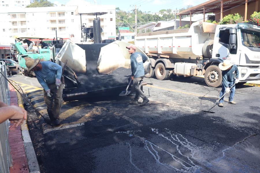 RECAPEAMENTO DA AVENIDA BERNARDINO DE CAMPOS ESTÁ EM ANDAMENTO